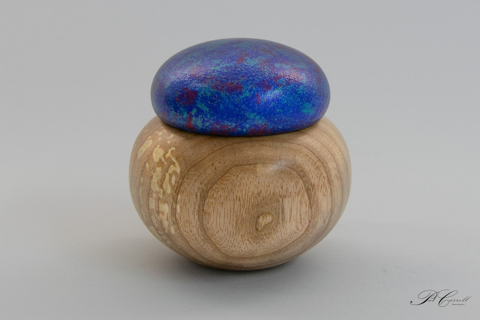 Box with coloured Lid